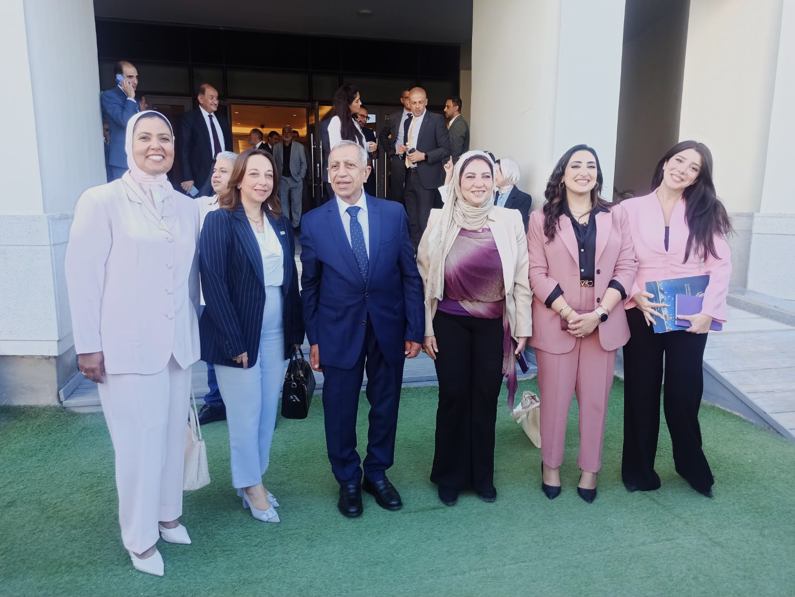 الأمانة العامة لرابطة المرأة العربية في القطاع البحري تشيد بدعم الأكاديمية العربية للكفاءات النسائية وتُهنئ الأستاذة مروة حافظ رئيسة الفرع الوطنى المصرى لرابطة المراة العربية فى القطاع البحرى بعضوية المجلس الاستشارى بكلية النقل الدولى واللوجستيات فرع العلمين
